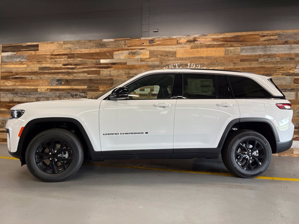 New 2026 Jeep Grand Cherokee Altitude AWD/4WD image 16