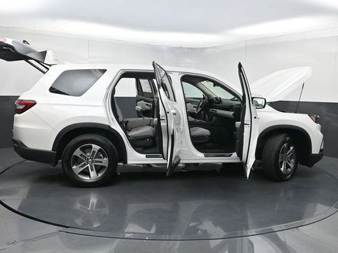 Used 2025 Honda Pilot EX-L image 41