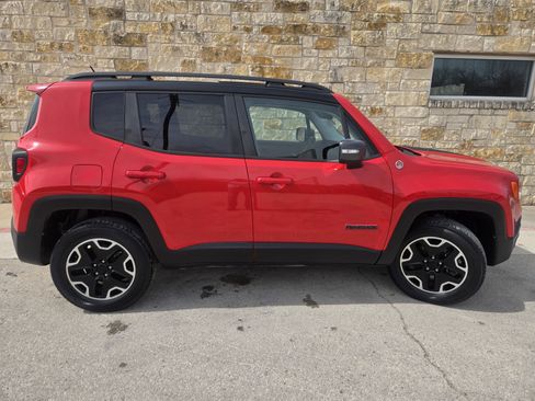 Used 2017 Jeep Renegade Trailhawk w/ Premium Trailhawk Package image 18