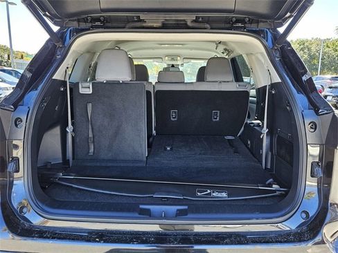 Used 2021 Toyota Highlander LE image 6