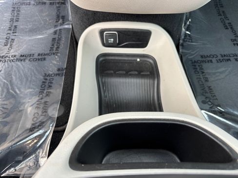 Used 2024 Chrysler Pacifica Touring-L FWD image 16