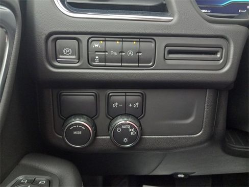 Used 2023 Chevrolet Suburban Premier image 27