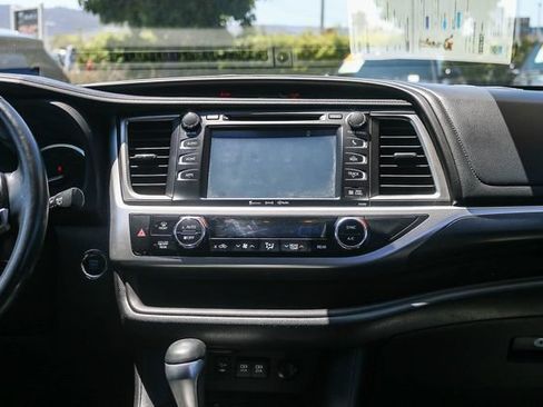 Used 2018 Toyota Highlander SE FWD image 16
