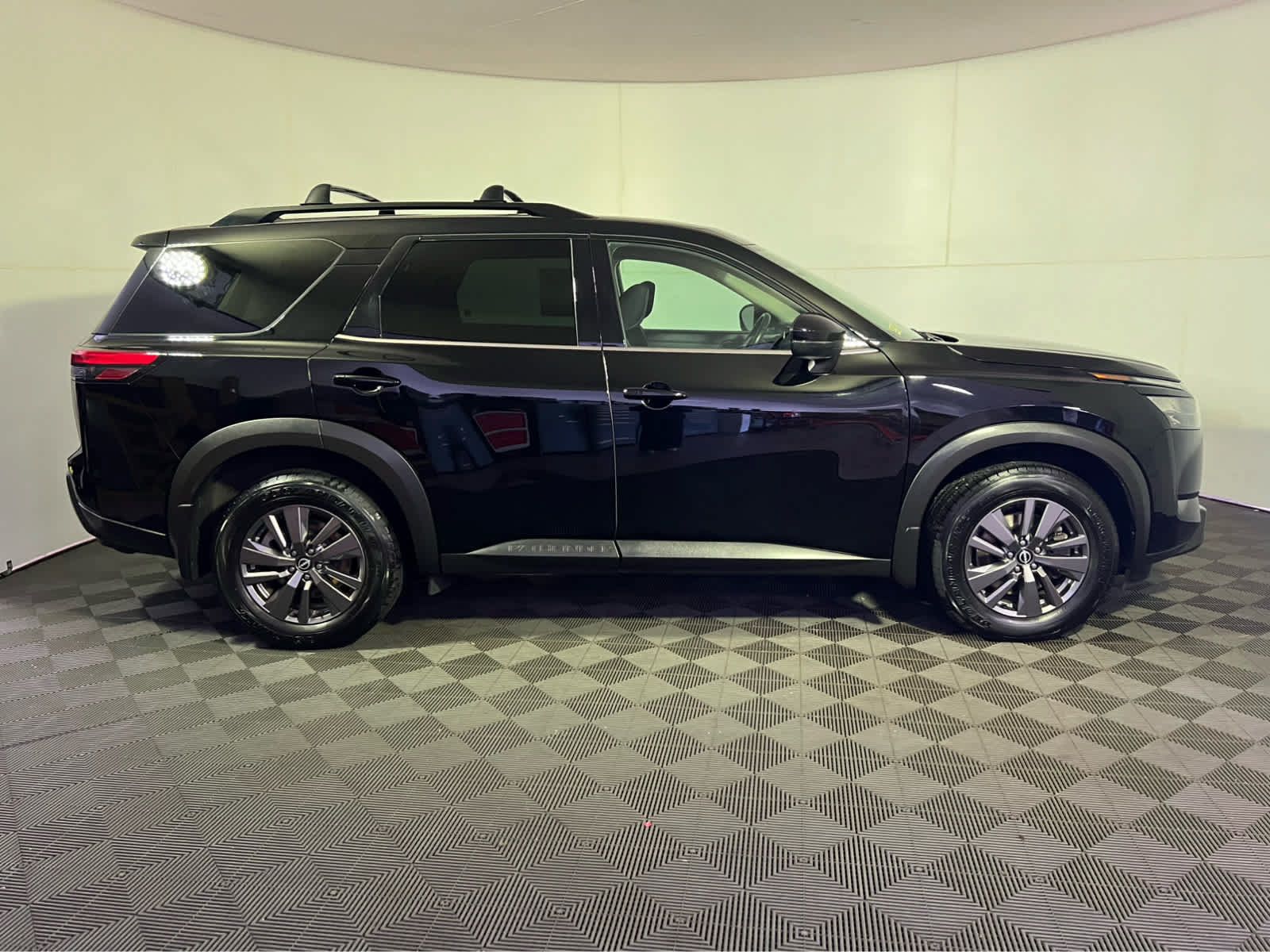 Certified 2023 Nissan Pathfinder SV w/ SV Premium Package AWD/4WD image 8