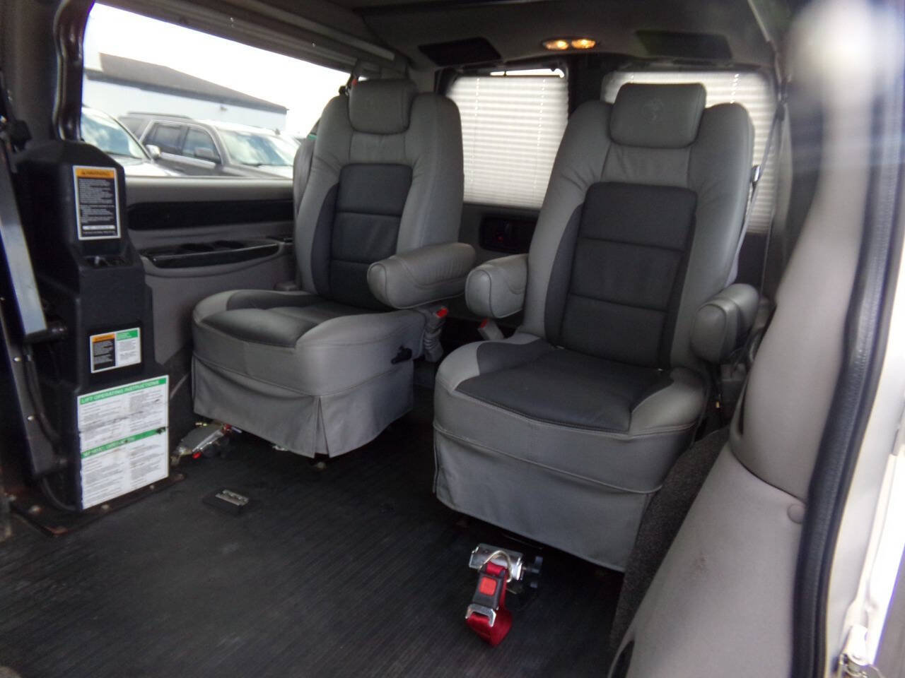 Used 2010 GMC Savana 1500 w/ Preferred Equipment Group RWD image 12