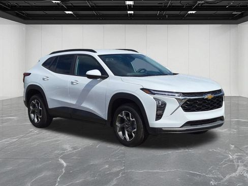 Used 2025 Chevrolet Trax LT FWD image 7