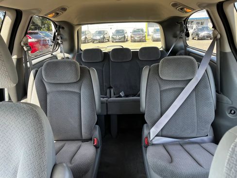 Used 2006 Chrysler Town & Country Touring FWD image 10