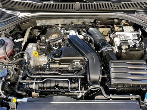 Certified 2025 Volkswagen Jetta SE w/ Black Wheel Package image 9