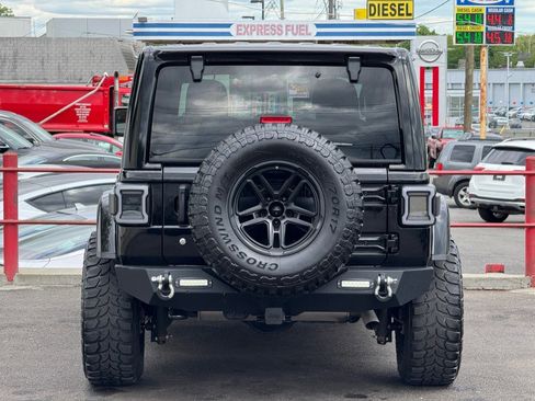 Used 2018 Jeep Wrangler Unlimited Sahara AWD/4WD image 13