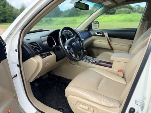 Used 2012 Toyota Highlander Limited w/ Tow Pkg FWD image 22