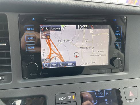 Used 2015 Toyota Sienna XLE image 19