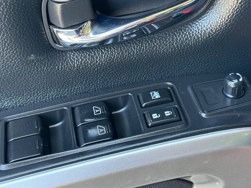 Used 2022 Nissan Titan SV image 11