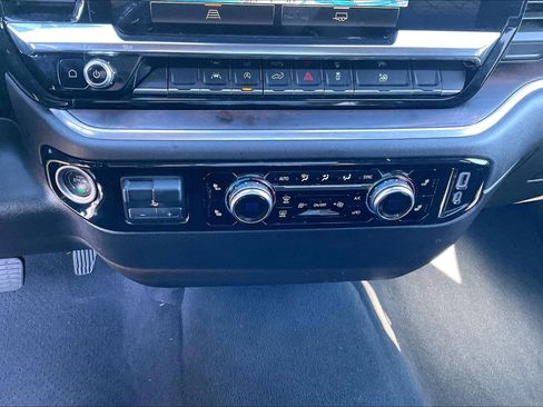 Used 2025 GMC Sierra 1500 SLT image 16