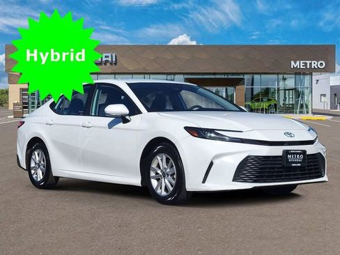 Used 2025 Toyota Camry LE image 1