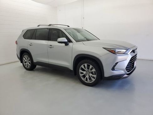 Used 2024 Toyota Grand Highlander Limited image 4