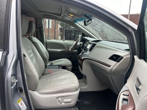 Used 2012 Toyota Sienna XLE image 16