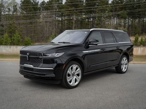 Used 2025 Lincoln Navigator L Reserve image 11