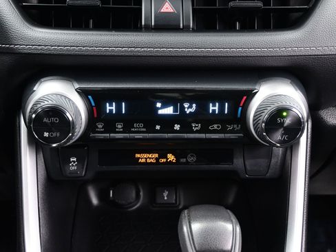 Used 2022 Toyota RAV4 LE AWD/4WD image 19