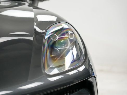 Certified 2021 Porsche Macan S image 7