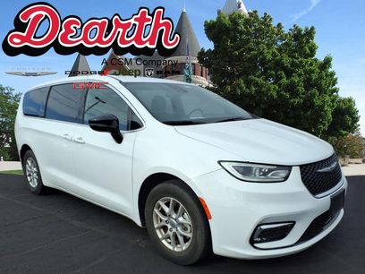 Used 2025 Chrysler Pacifica Select