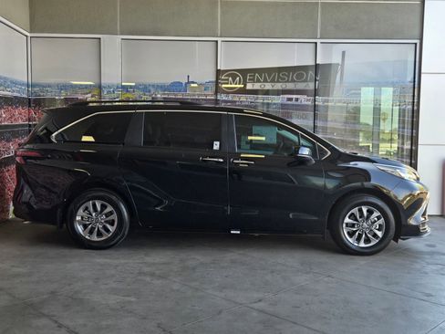 Used 2026 Toyota Sienna XLE image 4