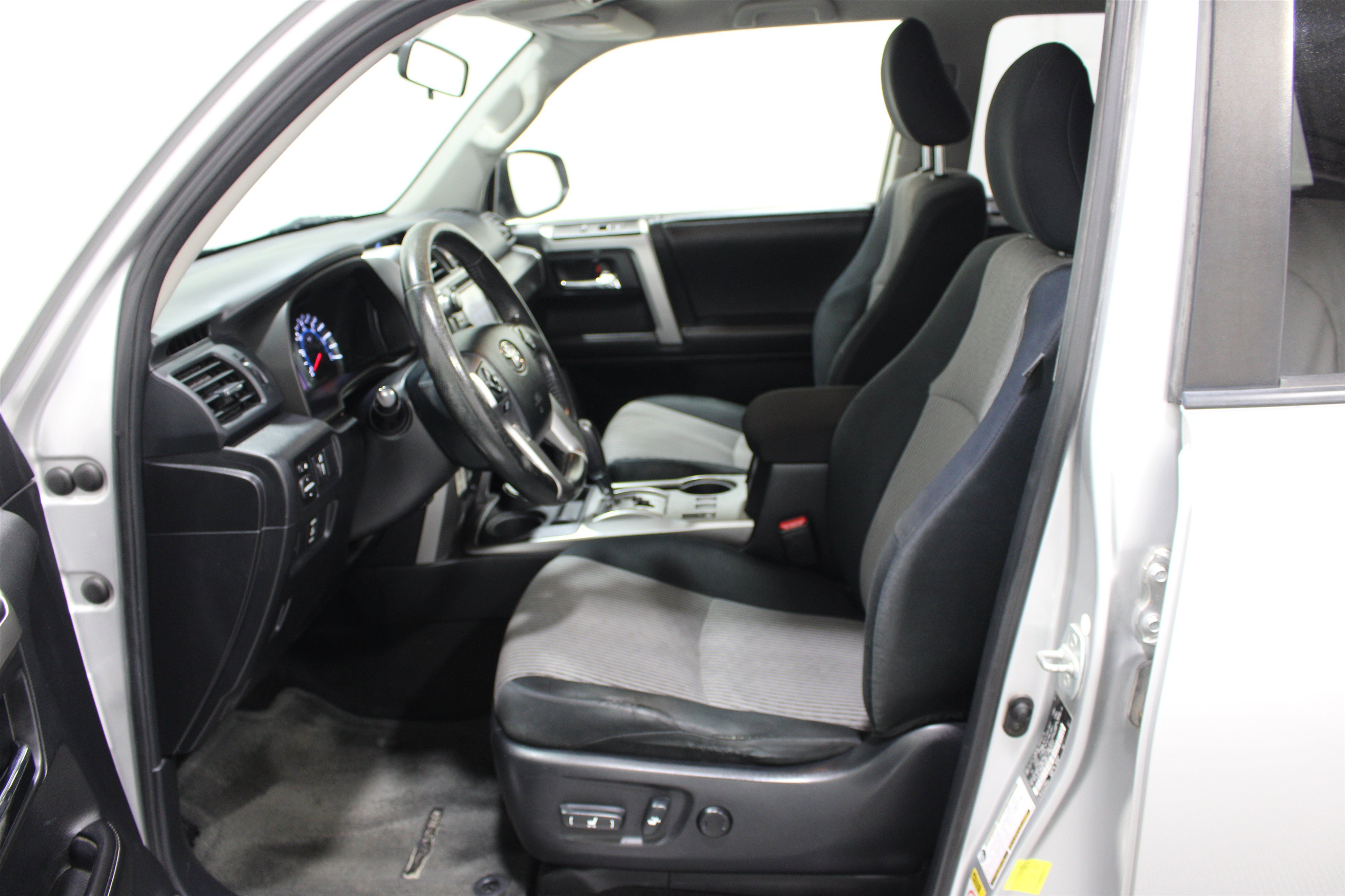 Used 2014 Toyota 4Runner SR5 AWD/4WD image 3