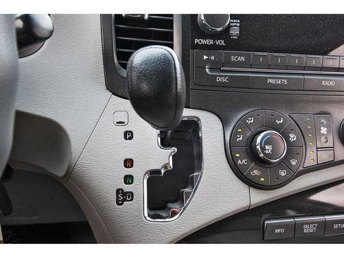 Used 2012 Toyota Sienna LE image 21