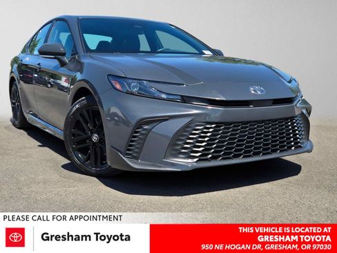 Used 2025 Toyota Camry SE FWD image 1