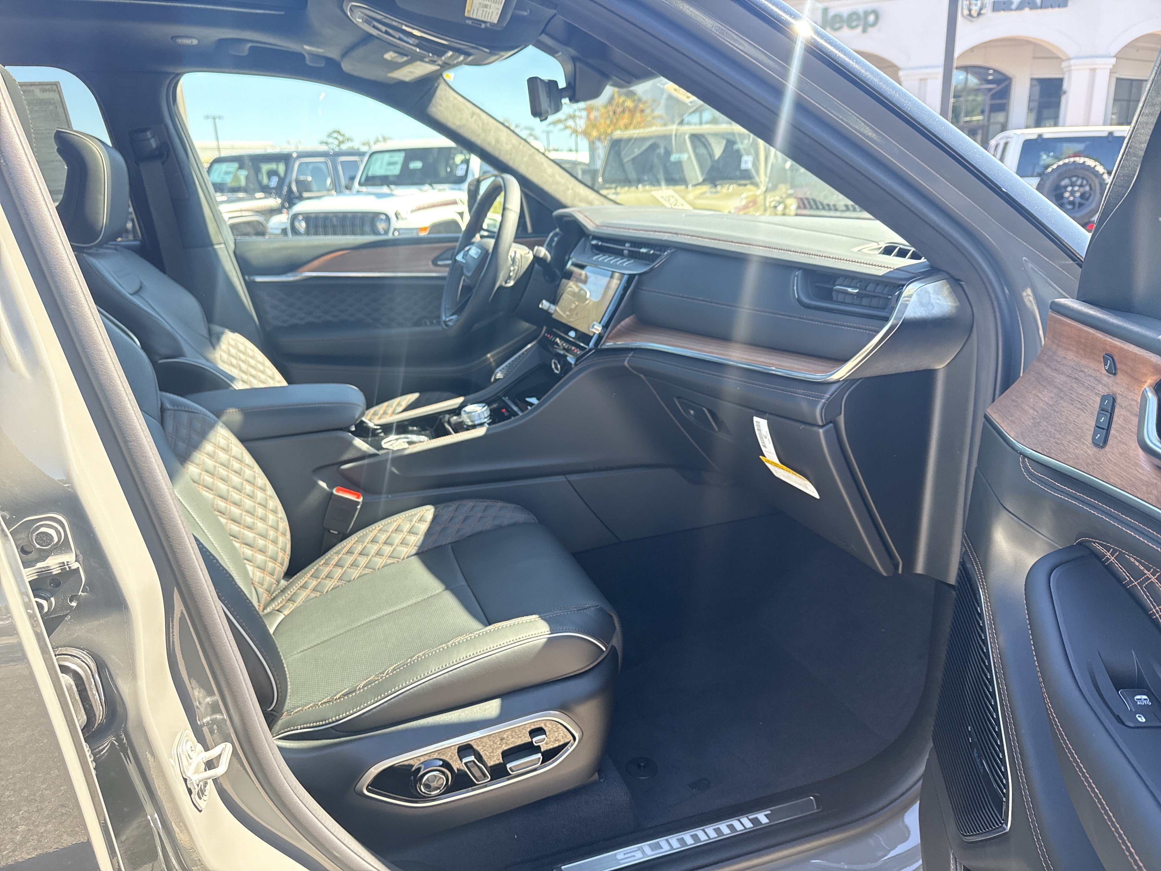 New 2027 Jeep Grand Cherokee Summit AWD/4WD image 14