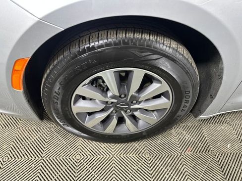 Used 2024 Chrysler Pacifica Select image 10