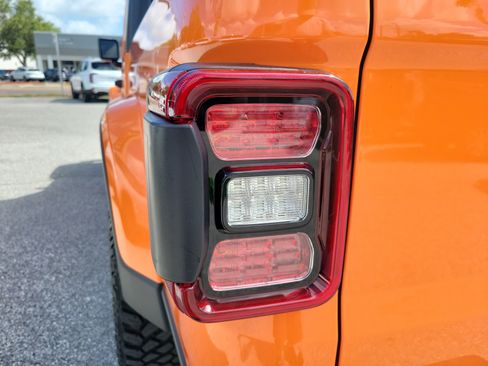 Used 2025 Jeep Gladiator Sport AWD/4WD image 9