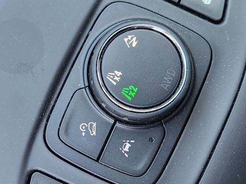 Used 2024 GMC Terrain SLT image 27