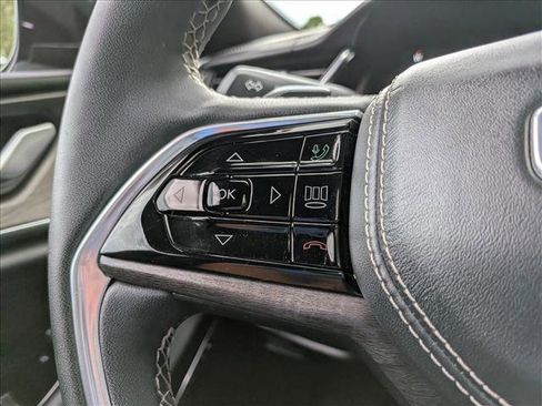Used 2023 Jeep Grand Cherokee Overland w/ Luxury Tech Group IV AWD/4WD image 34
