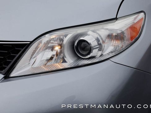 Used 2019 Toyota Sienna XLE w/ XLE Navigation Package image 49