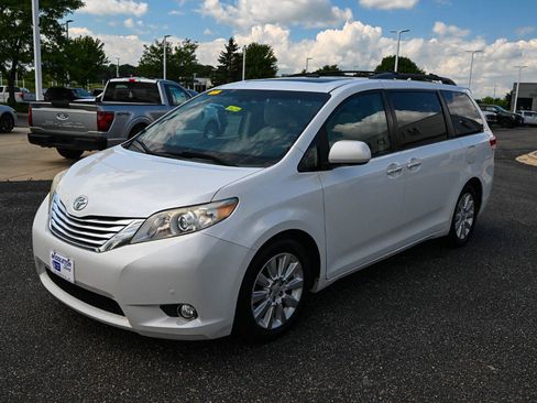 Used 2011 Toyota Sienna Limited w/ Premium Pkg FWD image 9