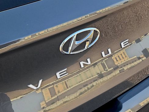 Used 2025 Hyundai Venue SEL FWD image 11