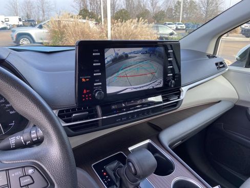 Used 2024 Toyota Sienna LE image 35
