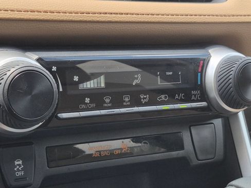 Used 2019 Toyota RAV4 LE FWD image 10