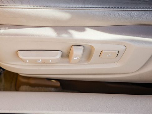 Used 2014 Lexus ES 300h w/ Luxury Package w/Bamboo Trim image 22