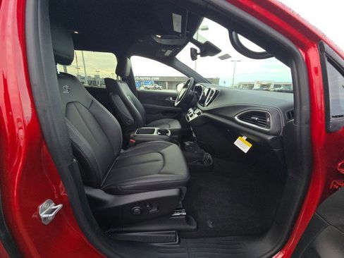 New 2026 Chrysler Pacifica Select image 10