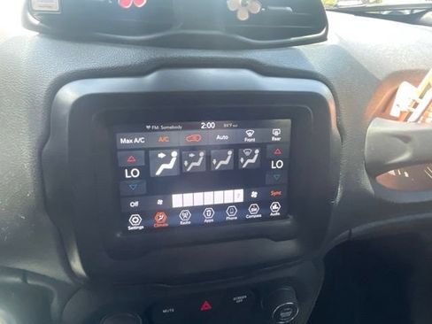 Used 2018 Jeep Renegade Latitude FWD image 11
