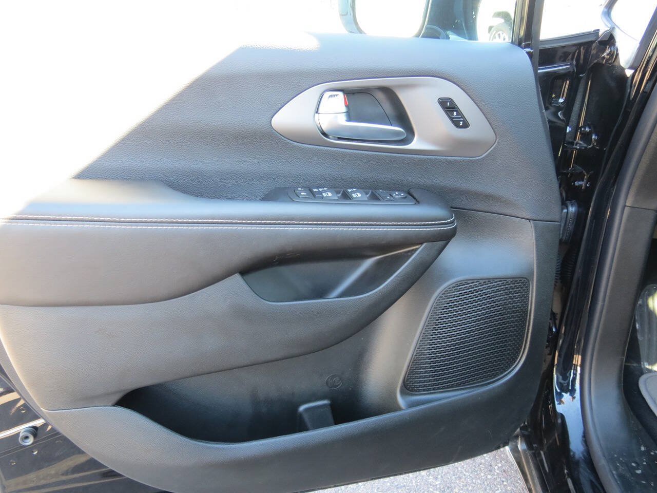 Used 2027 Chrysler Pacifica Select FWD image 7
