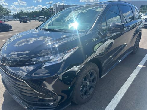 Used 2025 Toyota Sienna XLE Woodland Edition AWD/4WD image 2