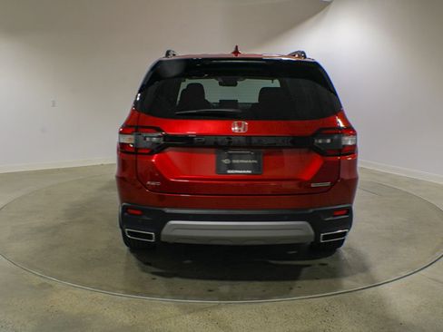 Used 2025 Honda Pilot Touring image 5