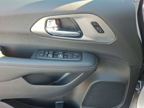 New 2026 Chrysler Pacifica Select image 9