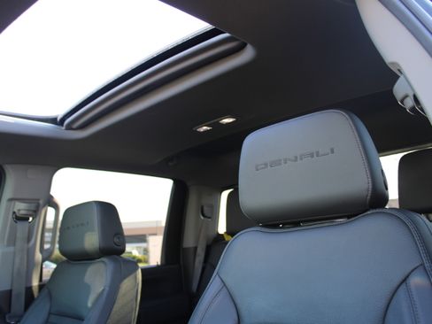 Used 2023 GMC Sierra 2500 Denali w/ Denali Black Diamond Edition image 10