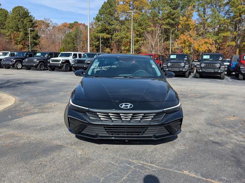 Used 2024 Hyundai Elantra SEL image 2