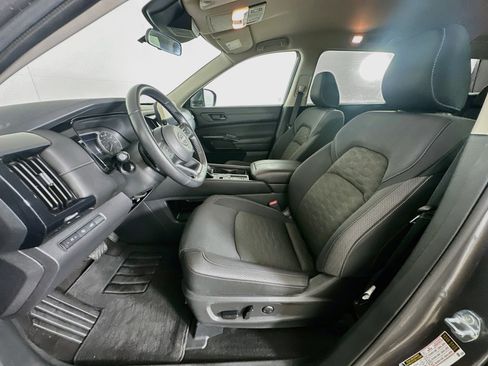 Used 2025 Nissan Pathfinder SV FWD image 13