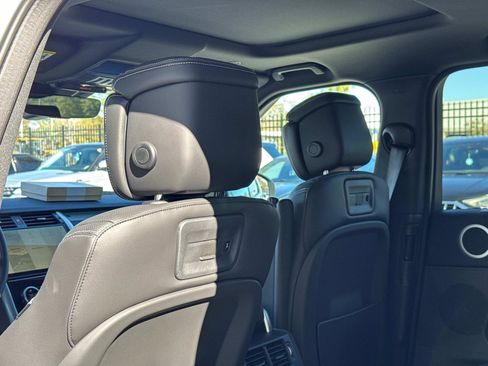 New 2025 Land Rover Discovery Dynamic SE image 15