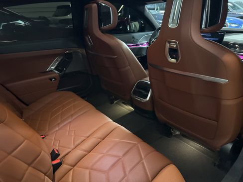 Used 2025 BMW i7 xDrive60 w/ Executive Package image 28